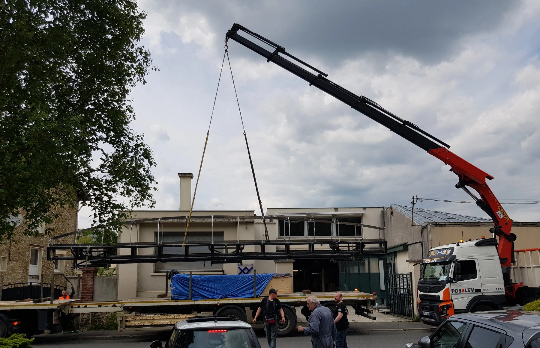 Sub-photo — Le châssis de la maquette arrive à l'atelier au camion-grue. C'est lui qui porte la coque et tient l'ensemble sur toute sa longueur.