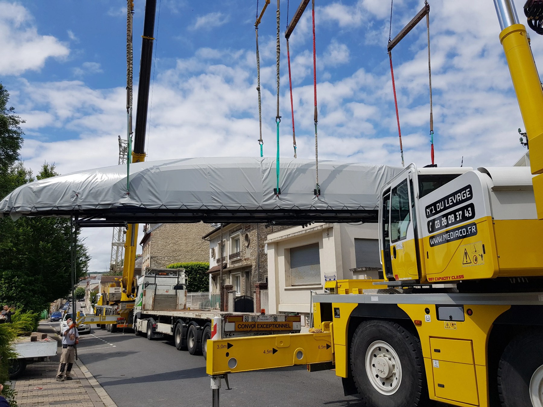 Sub-photo — Emballée, la maquette est reprise à la grue pour le chargement. Elle quitte l’atelier en convoi exceptionnel vers le Bourget.