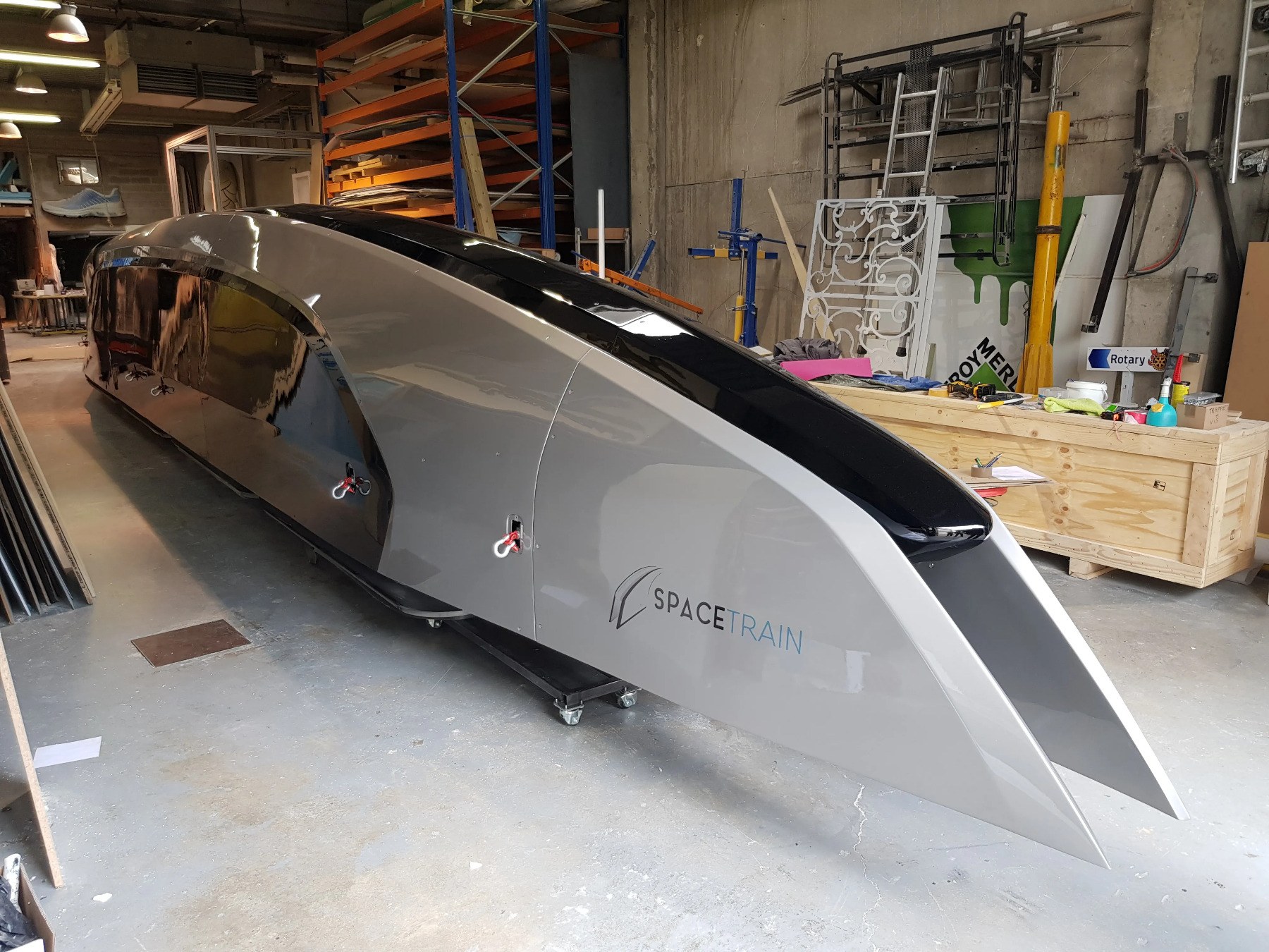 Maquette SpaceTrain à l'échelle 1/2 — Maquette d'un train à sustentation magnétique à l'échelle 1/2 : moules usinés en mousse polyuréthane, coque stratifiée, présentée au salon du Bourget 2019.