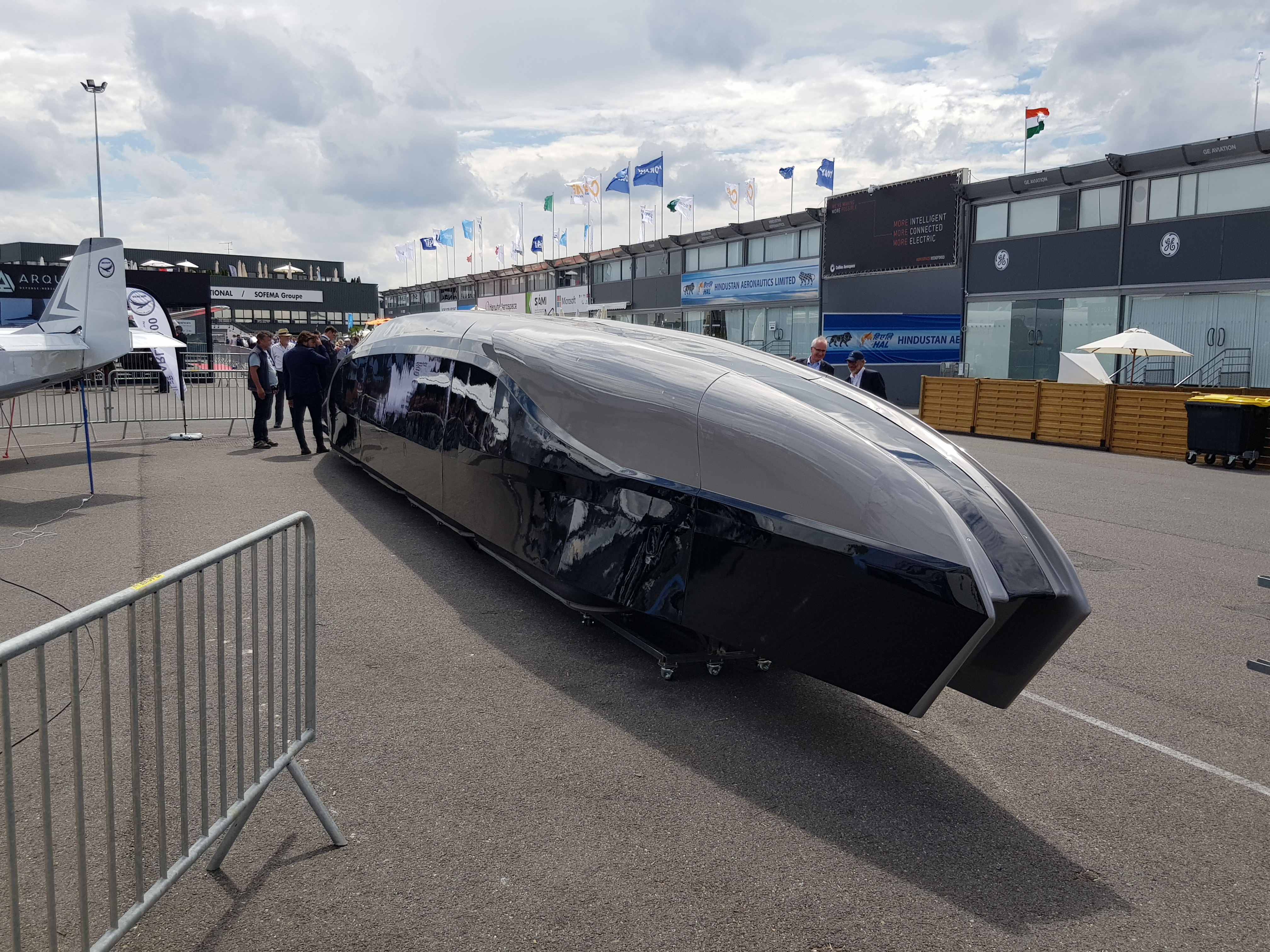 Sub-photo — La maquette exposée sur le tarmac du salon du Bourget 2019, cinq jours après avoir quitté l’atelier de Château-Thierry.