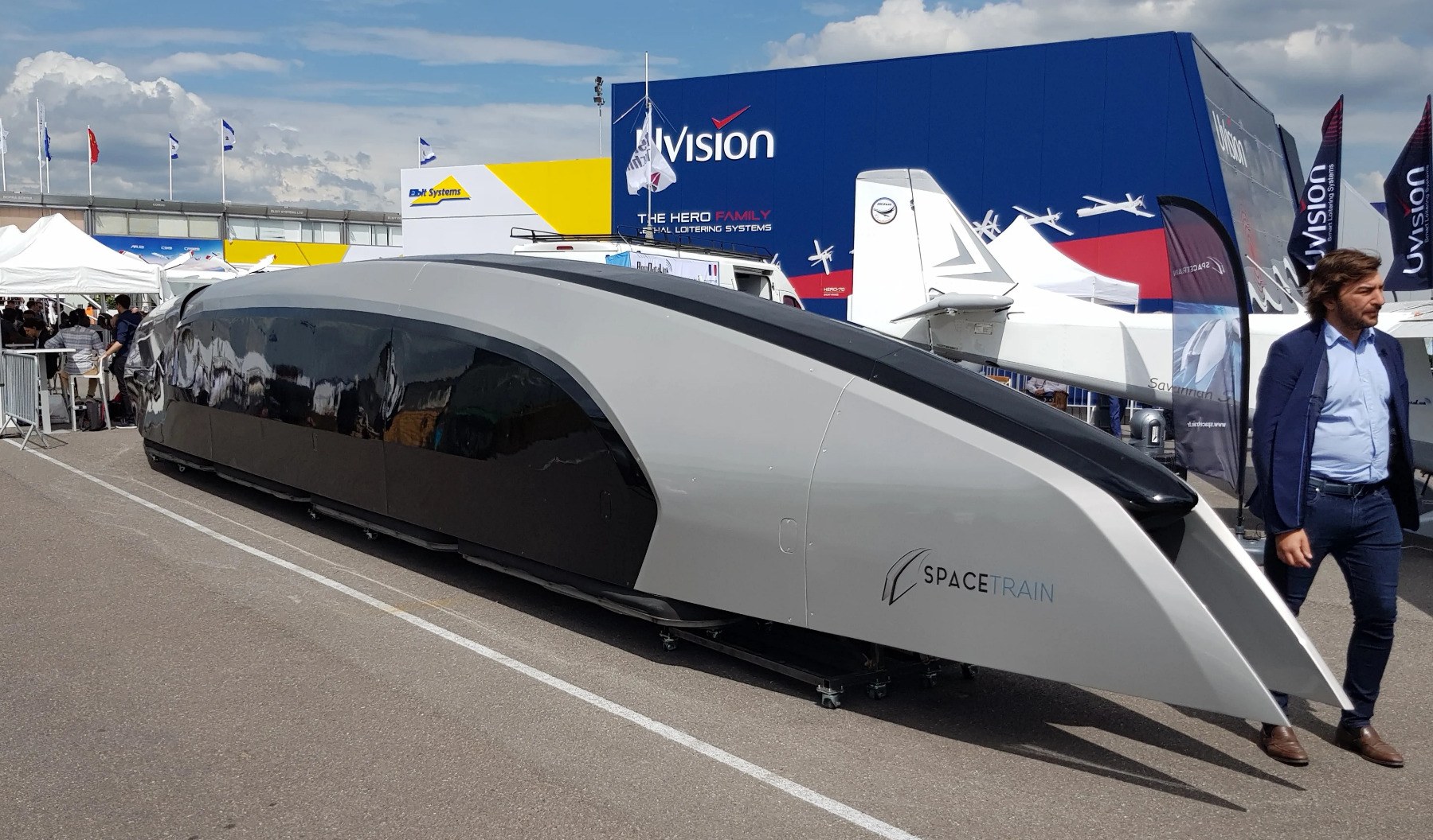 Sub-photo — Vue avant au salon du Bourget 2019. La ligne effilée de la cabine tient à la stratification sur moules usinés en mousse polyuréthane.