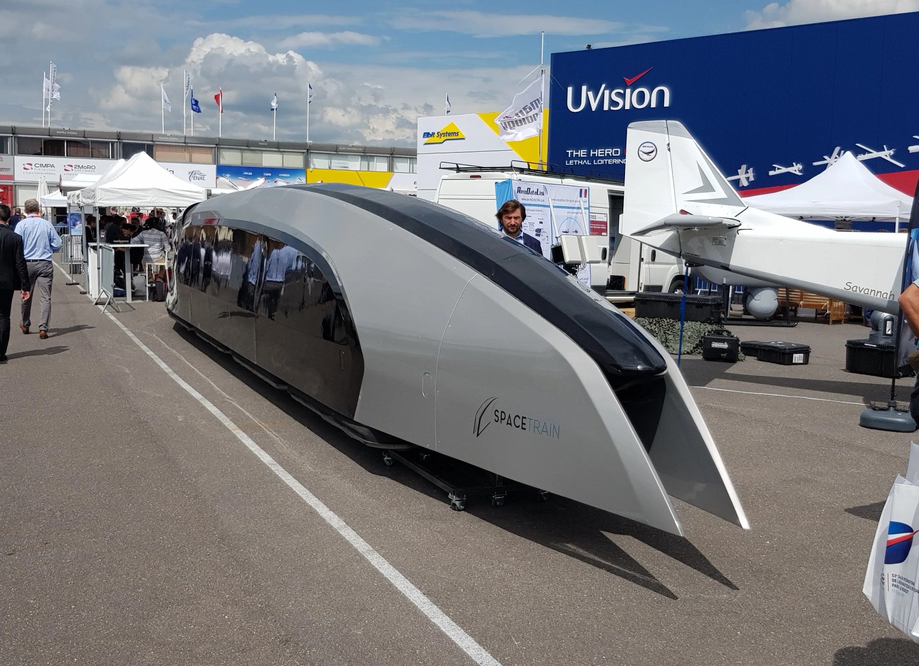 Sub-photo — Le marquage SpaceTrain sur la coque, au salon du Bourget 2019. Peinture et finitions ont été réalisées à l'atelier.