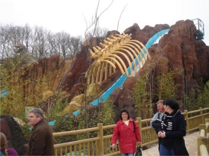 Squelette de dinosaure en polystyrène + résine, en partenariat avec la société Atelier Artistique du Béton