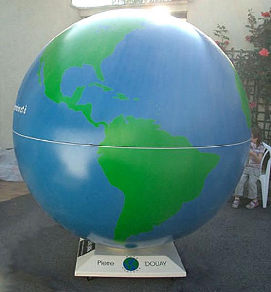 Terre en polystyrène — Réalisation d’une Terre en polystyrène expansé et résine - Artiste Christophe Darras - Diamètre 2,5 m.