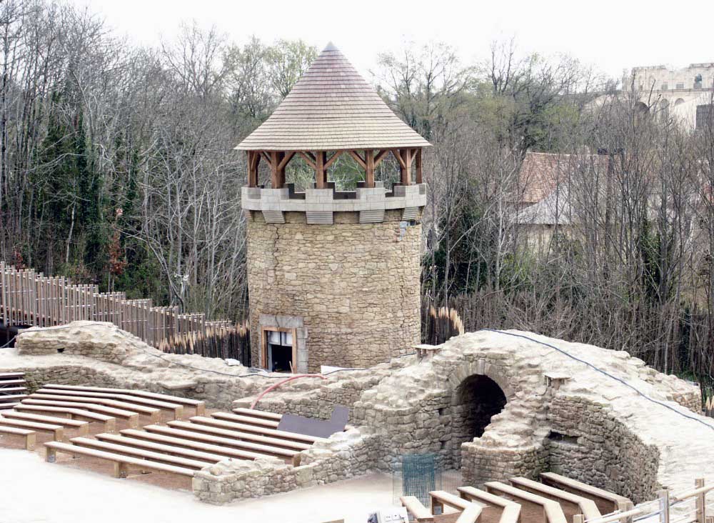 Réalisation d'un pigeonnier pour le Puy du Fou en polystyrène + résine pour les créneaux et le toit, moulage en résine pour la façade.