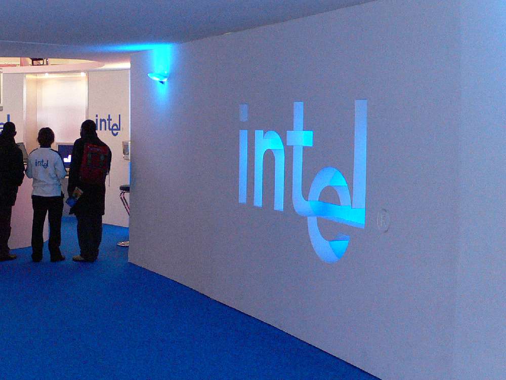 Découpe du logo Intel en polystyrène.