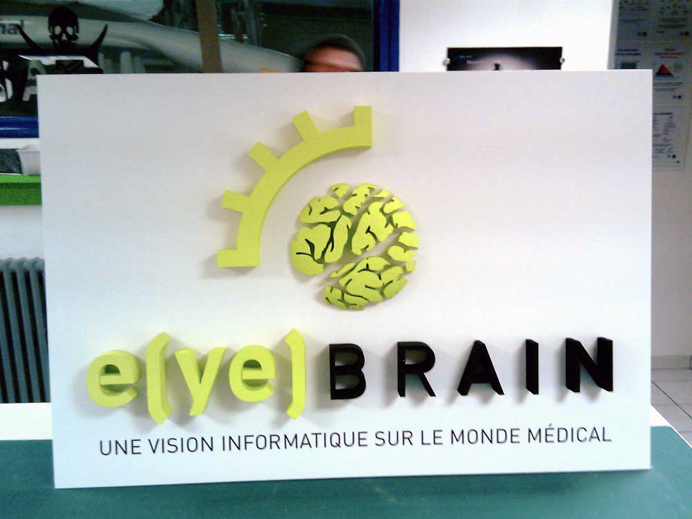 Conception et découpe du logo Eyebrain en polystyrène.