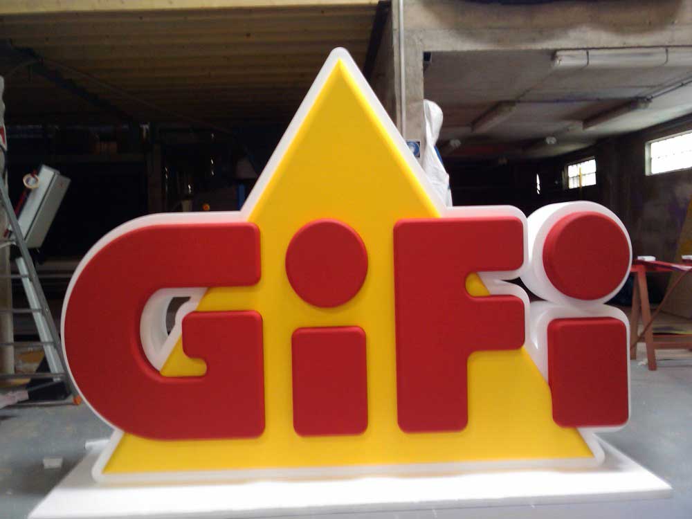 Découpe du logo GIFI en polystyrène.