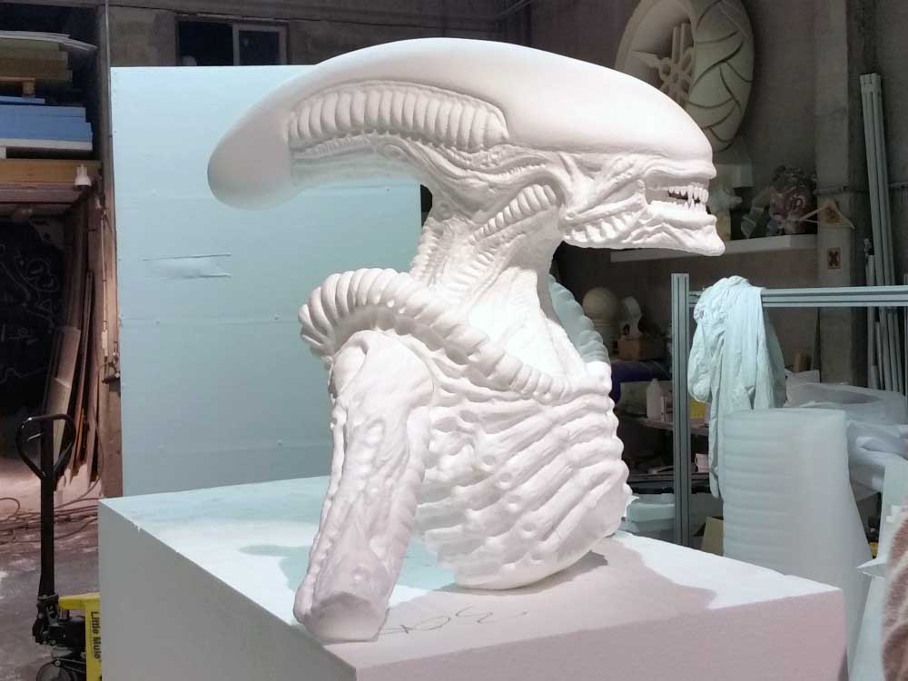 Usinage 3D d'une sculpture d'Alien en polystyrène.