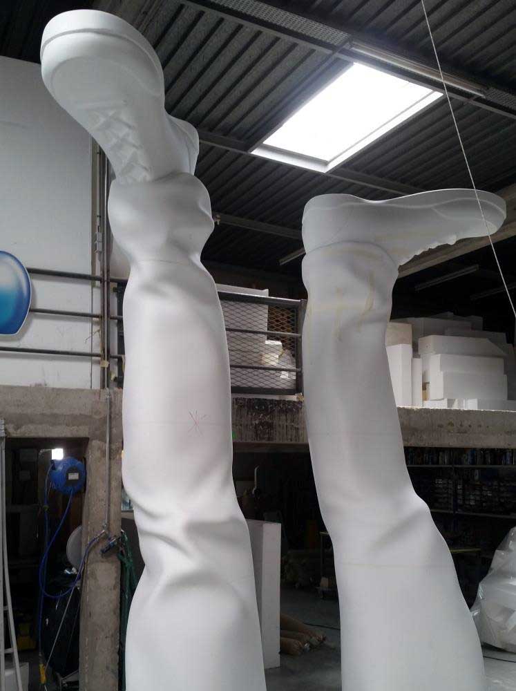 Usinage 3D de jambes en polystyrène.