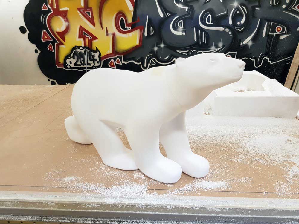 Usinage 3D d'un ours en polystyrène.